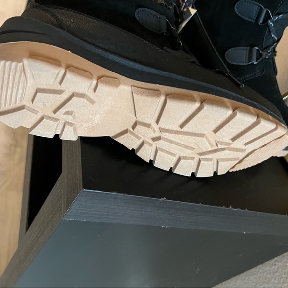 NWT waterproof snow boots. Size 7. - Picture 5 of 6